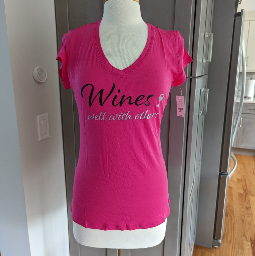 Graphic Tee "Wines well with others" Size S